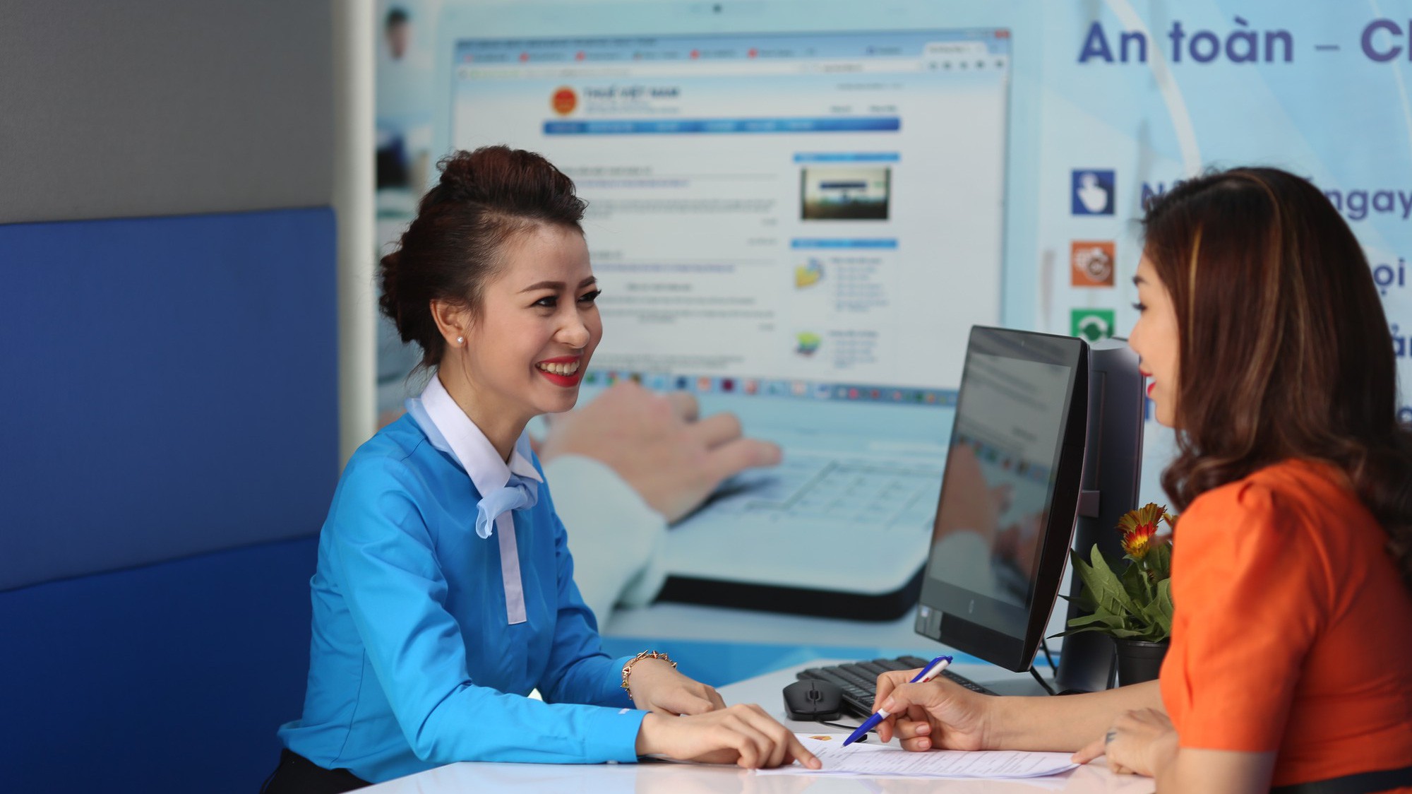 Khi gia nhập VietBank, ứng viên được đào tạo chuyên sâu nghiệp vụ, có cơ hội thể hiện năng lực bản thân và hưởng đầy đủ các phúc lợi của người lao động.