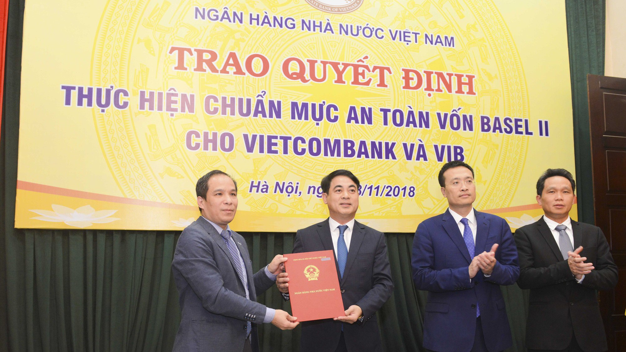 Đại diện lãnh đạo Ngân hàng Nhà nước trao quyết định công nhận Vietcombank thực hiện chuẩn mực an toàn vốn Basel 2.