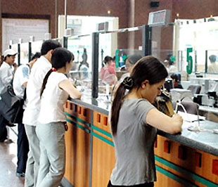 Giao dịch tại Hội sở của Vietcombank.