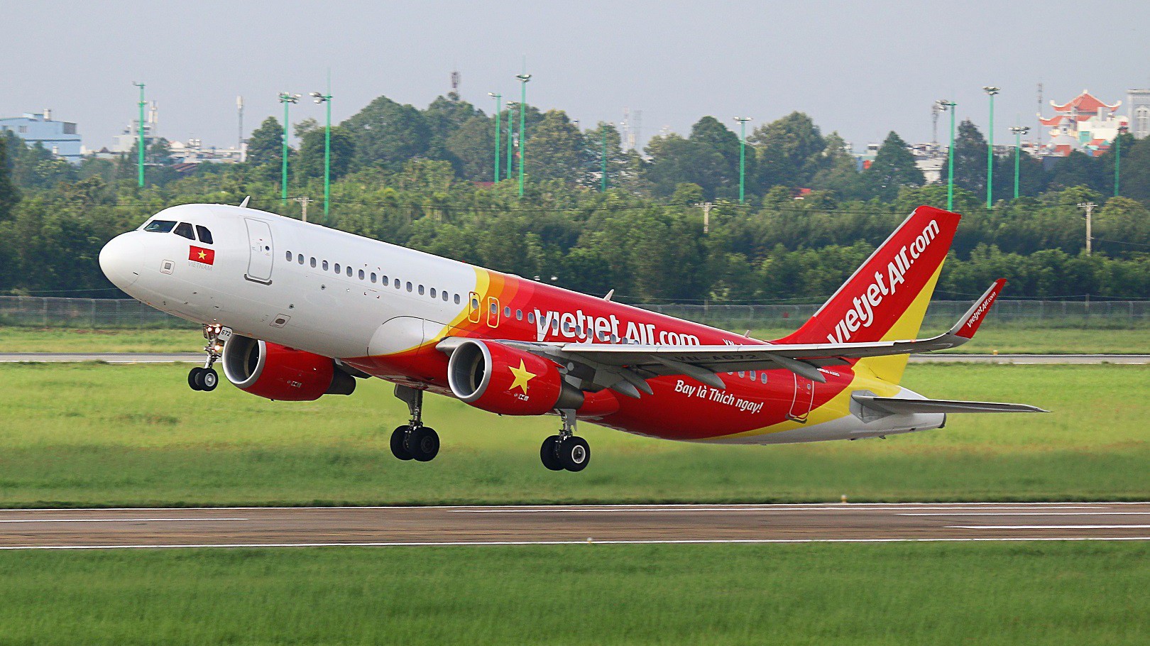Vé được mở bán trên các kênh của hãng tại website www.vietjetair.com.