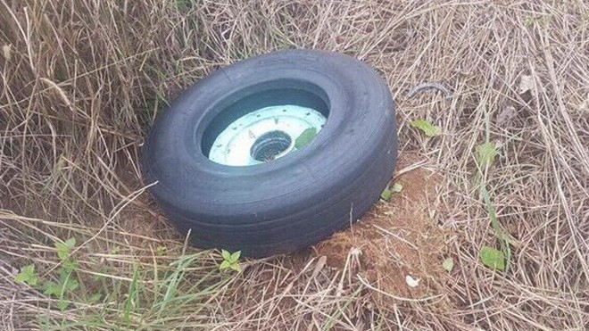 Tìm được 1 bánh của máy bay hãng hàng không Vietjet Aire tại khu vực bên trái đường cất hạ cánh số 9. 

