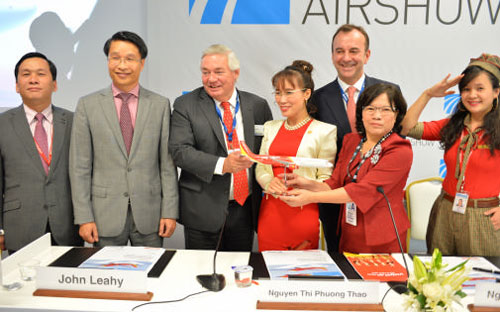 Lãnh đạo Vietjet và Airbus tại buổi ký hợp đồng ngày 10/11.<br>