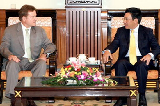 Bộ trưởng Bộ Ngoại giao Phạm Bình Minh tiếp ông James Webb, Thượng nghị sỹ Hoa Kỳ - Ảnh: TTXVN.