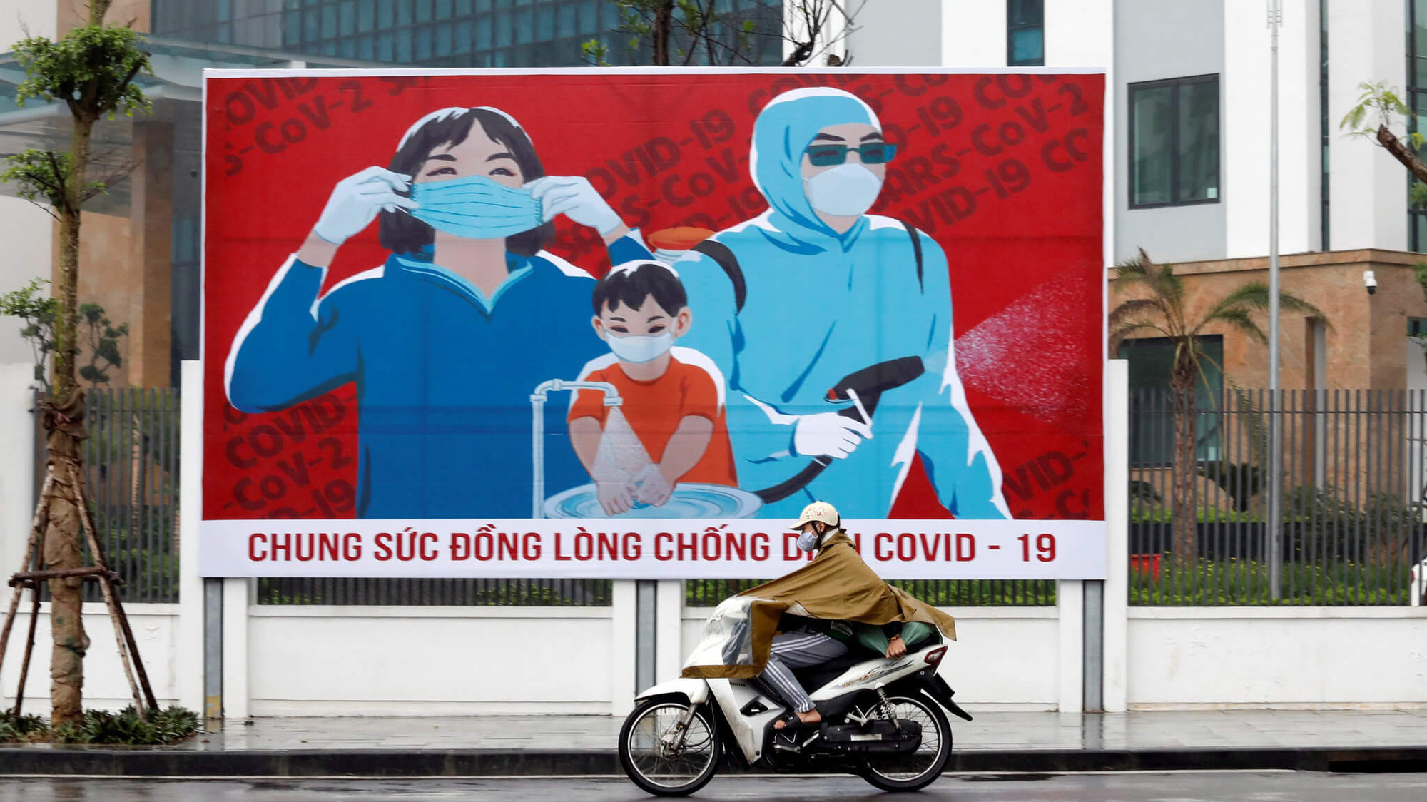 Dù hầu hết các doanh nghiệp đã hoạt động trở lại nhưng nhiều doanh nghiệp chưa đạt công suất trước đại dịch - Ảnh: Reuters