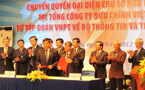 Lễ bàn giao quyền đại diện chủ sở hữu nhà nước tại Tổng công ty Bưu chính Việt Nam (VietnamPost) giữa Tập đoàn Bưu chính Viễn thông Việt Nam và Bộ Thông tin và Truyền thông.<br>