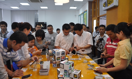 Bắt đầu bán điện thoại “made by Viettel”