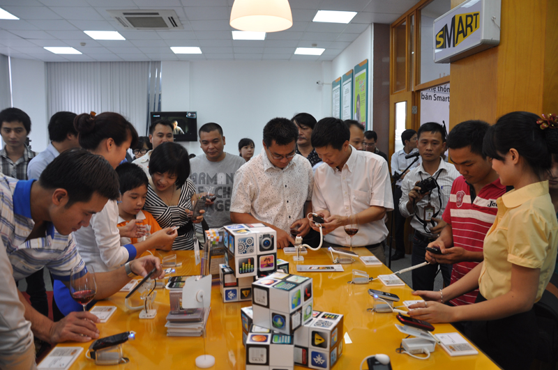 Khách hàng dùng thử smartphone tại hệ thống trải nghiệm của Viettel.<br>