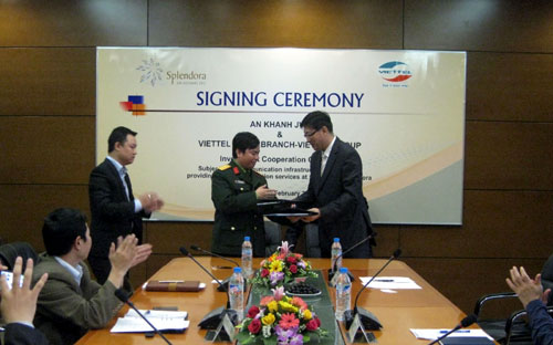 Đại diện Viettel và An Khánh JVC ký hợp đồng đầu tư ngày 27/2.<br>