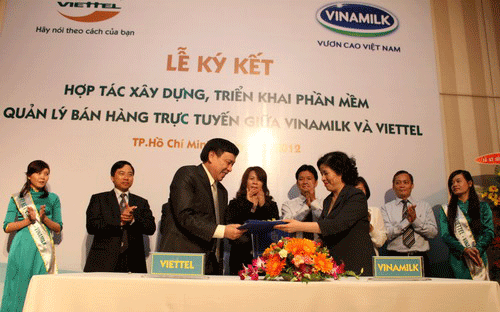 Lễ ký kết hợp đồng&nbsp;dùng phần mềm quản lý bán hàng trực tuyến giữa Vinamilk và Viettel.