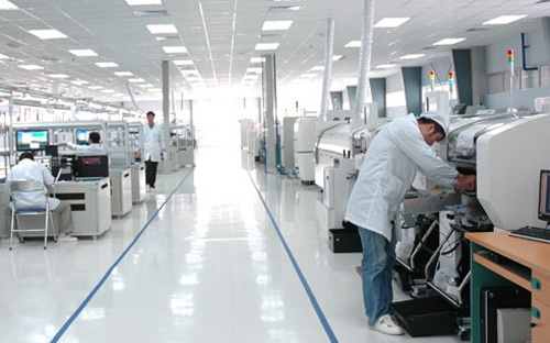 Một góc nhà máy sản xuất thiết bị điện thoại máy, máy tính của Viettel.<br>