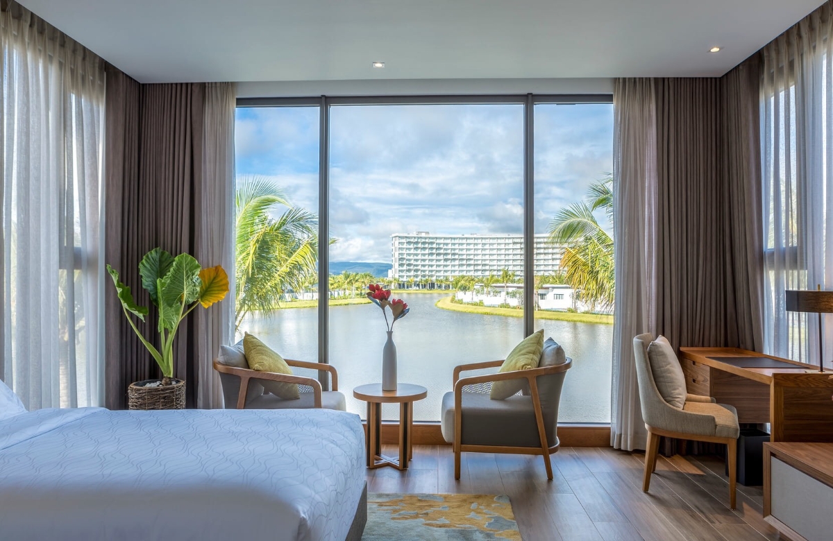 Một góc phòng ngủ hướng hồ tại biệt thự nghỉ dưỡng Mövenpick Resort Waverly Phú Quốc.