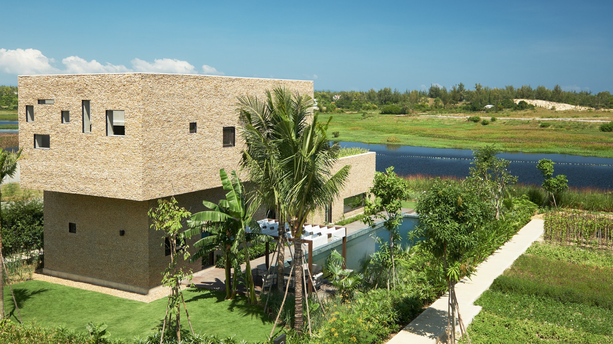 Đầu tư vào X2 Hội An Resort & Residence sẽ vừa tận hưởng cuộc sống sang trọng, vừa bỏ túi được một khoản lời khi tham gia dự án triển khai chương trình quản lý, cho thuê khách sạn tiêu chuẩn 5 sao kèm theo gói ưu đãi.