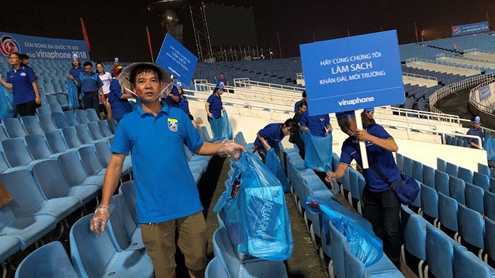 Đoàn thanh niên VNPT, nhà tài trợ chính giải bóng đá Cup VinaPhone 2018, đã bắt tay vào dọn dẹp vệ sinh và kêu gọi các cổ động viên cùng thực hiện.