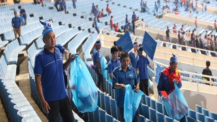 Hành động đẹp tại giải bóng đá Cup VinaPhone 2018 - Ảnh 1.