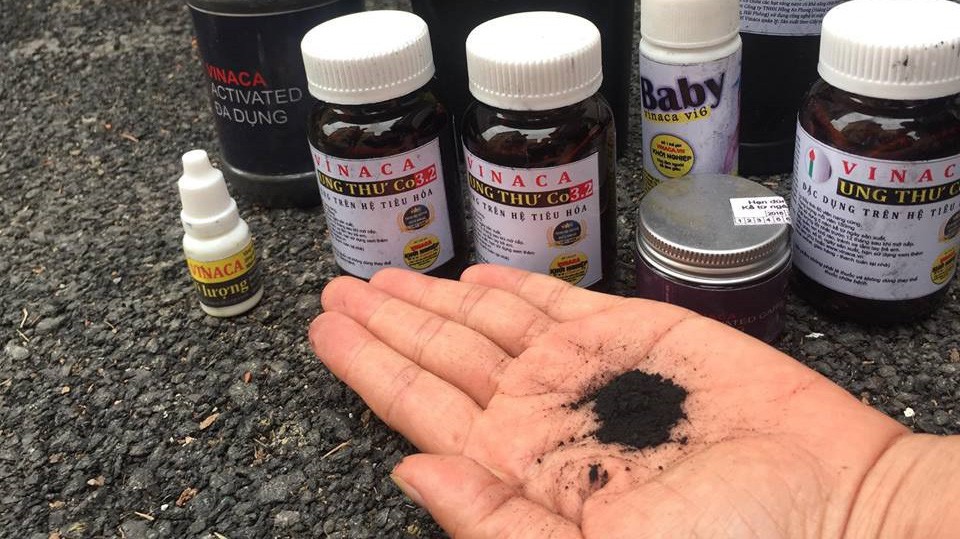 Thuốc trị ung thư được rao bán tràn lan làm từ bột than tre gây rúng động dư luận tuần qua. 