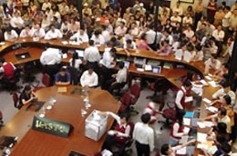 Phiên đấu giá cổ phần Vinaconex ngày 1/11/2006 tại Sở Giao dịch Chứng khoán Hà Nội.