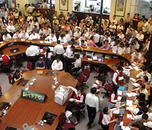 Phiên đấu giá cổ phần Vinaconex ngày 1/11/2006 tại Sở Giao dịch Chứng khoán Hà Nội - Ảnh: Nguyễn Hoàng.