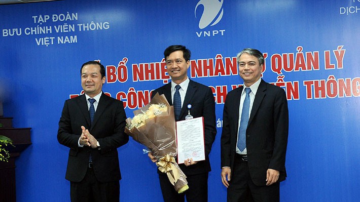 Tân Tổng giám đốc VNPT-VinaPhone Nguyễn Nam Long (giữa).