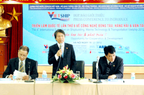 Phó tổng giám đốc Vinashin Nguyễn Quốc Ánh giới thiệu Vietship 2012.