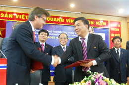 Lễ ký kết hợp đồng đóng mới tàu chở ôtô giữa Vinashin và Blystad.