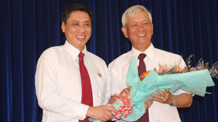 Chủ tịch tỉnh Khánh Hòa Lê Đức Vinh (trái) và nguyên Chủ tịch tỉnh Nguyễn Chiến Thắng cùng nhận quyết định kỷ luật từ Thủ tướng. 
