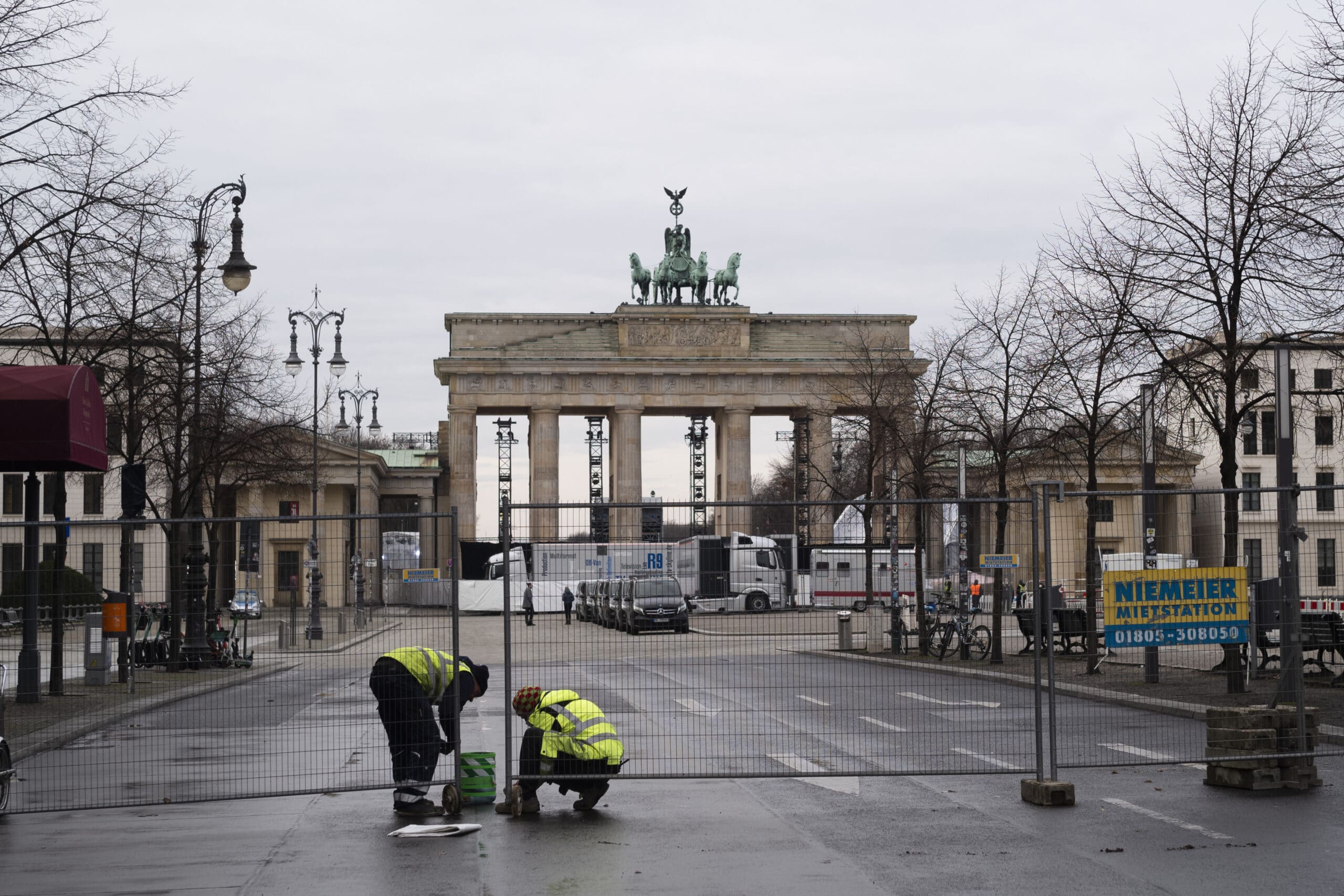Nhà chức trách Berlin dựng hàng rào chặn lối vào quảng trường Pariser Platz tại Cổng Brandenburg của Berlin đêm giao thừa. Khu vực này là trung tâm vui chơi năm mới. Tuy nhiên, năm nay, Đức cấm tất cả các hoạt động ăn mừng ở nơi công cộng vì đại dịch - Ảnh: AP