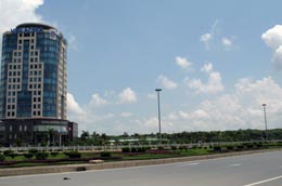 Vị trí khu đất nằm đối diện Trung tâm Hội nghị Quốc gia về phía Nam.