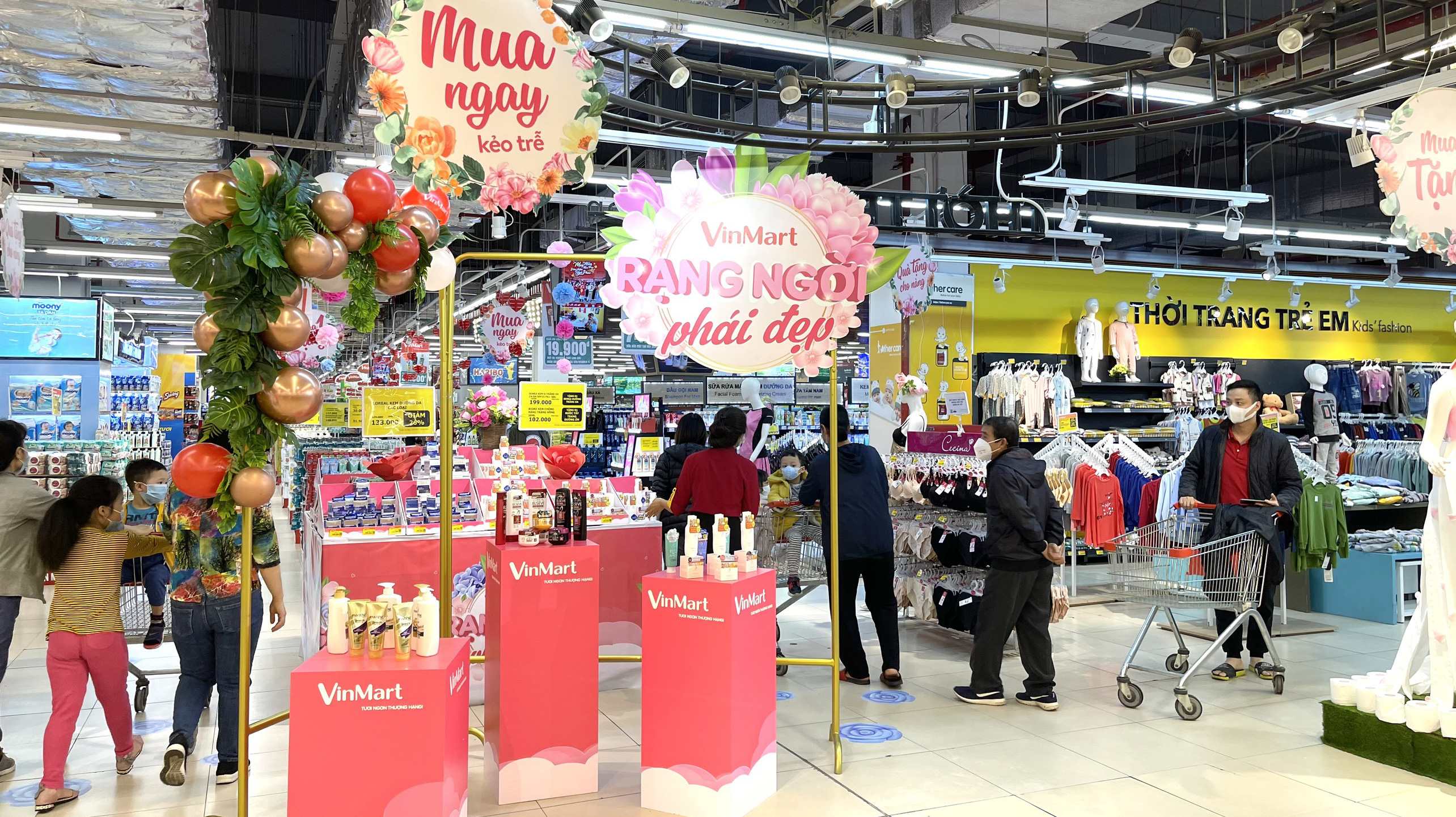 Hệ thống VinMart/VinMart+ đảm bảo thực hiện đầy đủ theo hướng dẫn của các cơ quan chức năng, thiết lập phòng dịch 5K tại tất cả các siêu thị và cửa hàng, đảm bảo không gian mua sắm an toàn cho khách hàng.