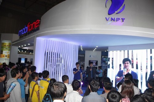 Ngoài các dịch vụ cụ thể, gian hàng MobiFone còn tổ chức khá nhiều hoạt 
động thu hút khách tham quan, tạo nên sự hấp dẫn của triển lãm.