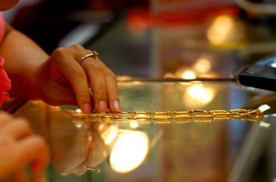 Một số nhà kinh doanh kim hoàn lấy lý do lực mua vàng trong nước tăng để lý giải cho việc giá vàng trong nước giảm chậm hơn giá thế giới, đồng thời đứng cao hơn giá vàng thế giới một khoảng khá xa - Ảnh: VnExpress.