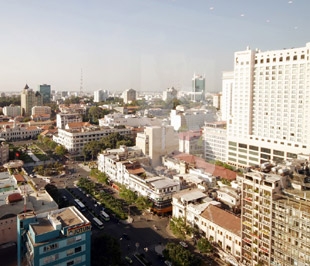 Thống kê của Ngân hàng Nhà nước cho biết hiện có khoảng 115 ngàn tỷ đồng cho vay trực tiếp từ hệ thống ngân hàng vào bất động sản, chiếm khoảng 9,15% tổng dư nợ  - Ảnh: Việt Tuấn.