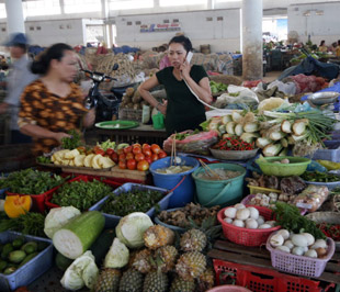 Khi kinh tế phục hồi thì khả năng lạm phát sẽ quay trở lại do các nguyên nhân ở trong nước cộng hưởng với yếu tố lạm phát trên thế giới - Ảnh: Việt Tuấn.