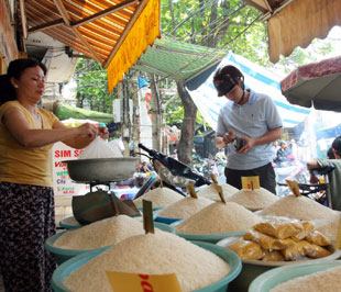 Trong các thành phần của CPI của tháng 10/2008 thì nhóm hàng dịch vụ ăn uống, vốn chiếm tỷ trọng 40% rổ hàng hóa tính CPI đã giảm 0,42% so với tháng 9/2008, riêng lương thực giảm 1,91% - Ảnh: Việt Tuấn.