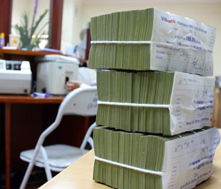 Vốn khả dụng, thanh khoản, lạm phát đang có những chuyển biến thuận lợi để các ngân hàng giảm lãi suất huy động - Ảnh: Việt Tuấn.