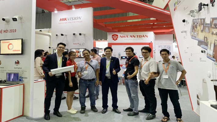 Tông màu đỏ trắng và thiết kế hiện đại, gian hàng Nhà An Toàn nổi bật tại khu triển lãm.