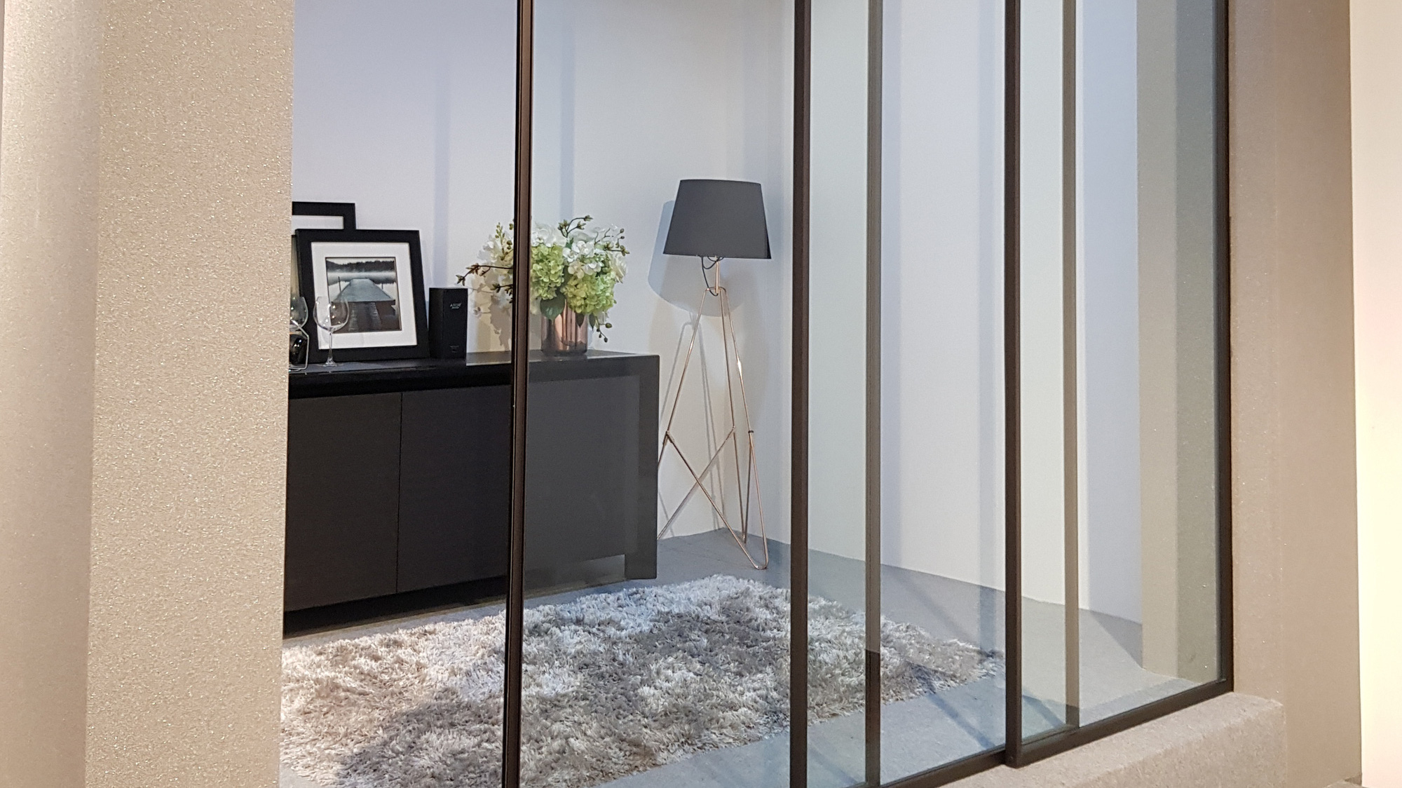 Gian hàng Häfele trưng bày những thiết bị và phụ kiện nội thất thông minh giúp tối ưu hóa không gian đồng thời đảm bảo sự tiện nghi tối đa của người sử dụng.