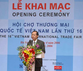 Thứ trưởng Lương Văn Tự tại lễ khai mạc Hội chợ Vietnam Expo 2006.