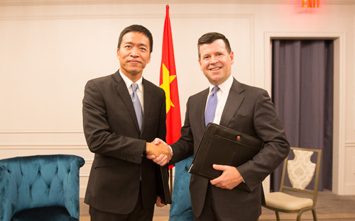 <span style="font-family: &quot;Times New Roman&quot;; font-size: 14.6667px;">Ông Lê Hồng Minh, Tổng giám đốc VNG và ông&nbsp;</span><span style="font-family: &quot;Times New Roman&quot;; font-size: 14.6667px;">McCooey, Phó chủ tịch NASDAQ, trong lễ ký&nbsp;</span><span style="font-family: &quot;Times New Roman&quot;; font-size: 14.6667px;">kết bản ghi nhớ chiều 29/5.</span>