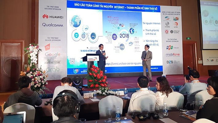 Lãnh đạo VNNIC công bố “Báo cài nguyên Internet Việt Nam 2018”.