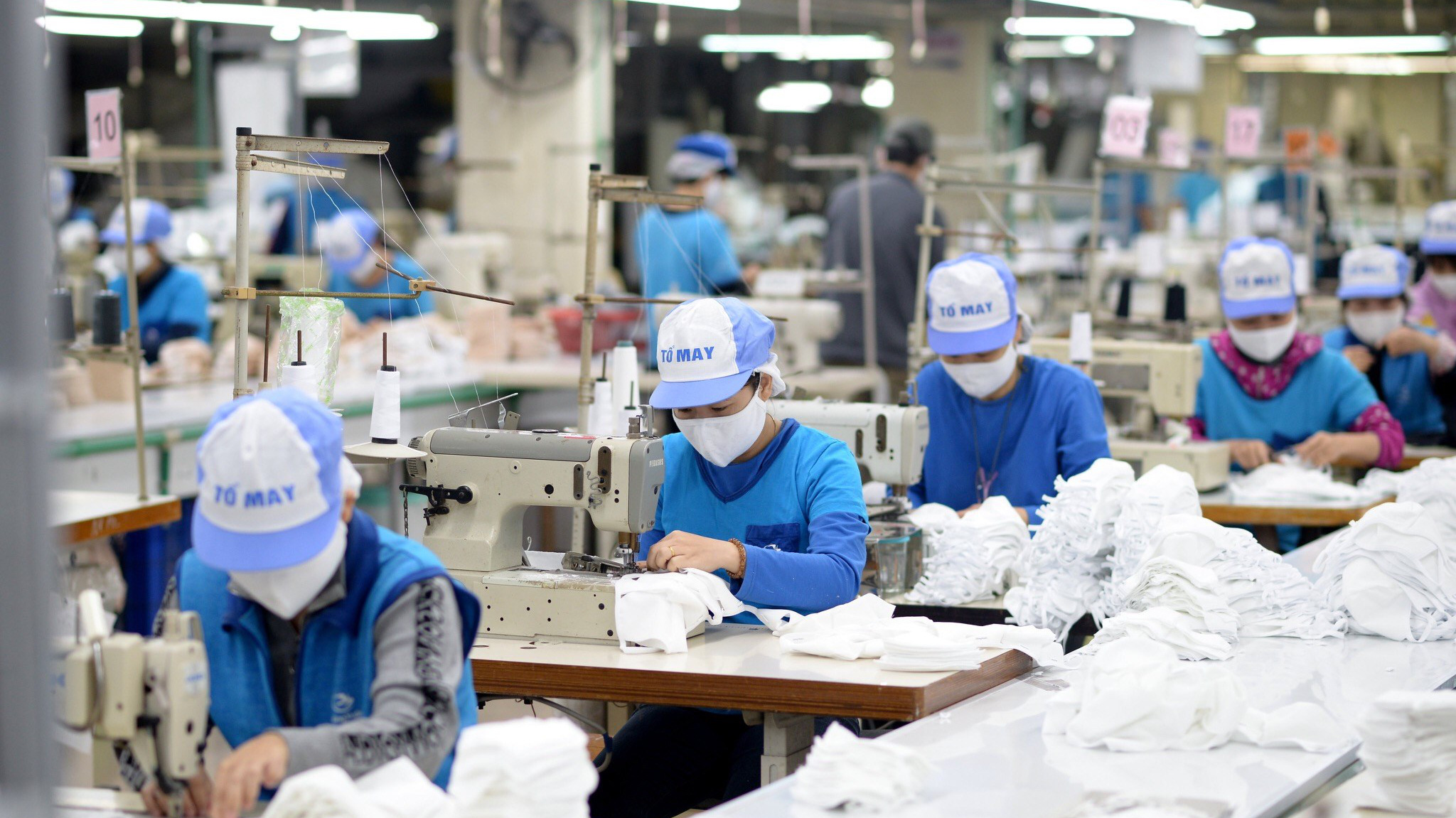 Thực hiện nghiêm yêu cầu 5K, đặc biệt là bắt buộc đeo khẩu trang nơi công cộng, không tụ tập đông người, thực hiện nghiêm các quy định về phòng, chống dịch tại công sở, cơ quan, nhà máy, xí nghiệp, cơ sở sản xuất, kinh doanh, dịch vụ...