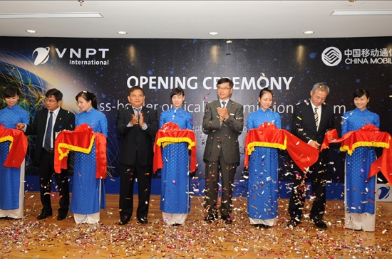 VNPT và China Mobile cắt băng khánh thành tuyến cáp quang xuyên biên giới Việt-Trung.