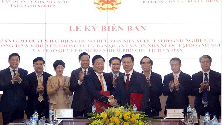 Lễ ký biên bản bàn giao quyền đại diện chủ sở hữu vốn nhà nước tại doanh nghiệp của VNPT và MobiFone từ Bộ  Thông tin và Truyền thông về Uỷ ban Quản lý vốn nhà nước tại doanh nghiệp.