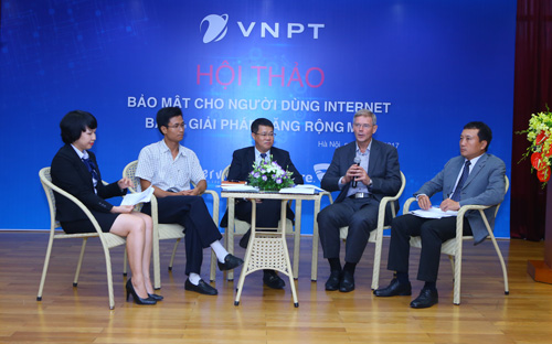 Đại diện VNPT và hãng bảo mật&nbsp;<span style="font-family: &quot;Times New Roman&quot;; font-size: 14.6667px;">F-Secure chia sẻ các thông tin về&nbsp;</span><span style="font-family: &quot;Times New Roman&quot;; font-size: 14.6667px;">dịch vụ bảo mật toàn diện F-Secure SAFE&nbsp;cho thuê bao cáp quang.</span>