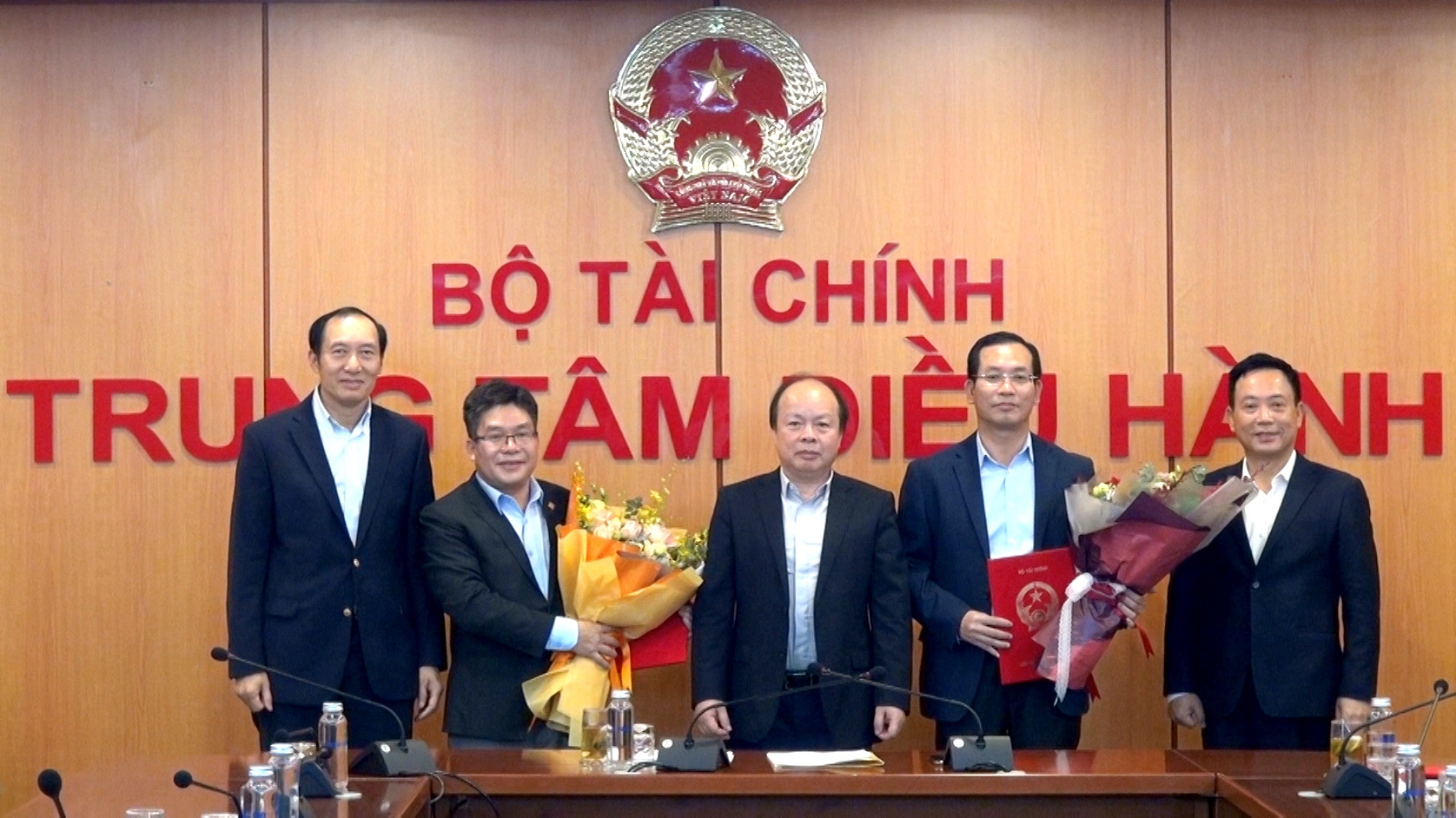 Thứ trưởng Huỳnh Quang Hải đã trao các Quyết định điều động bổ nhiệm cho các chức danh Chủ tịch và Tổng giám đốc Sở giao dịch chứng khoán Việt Nam