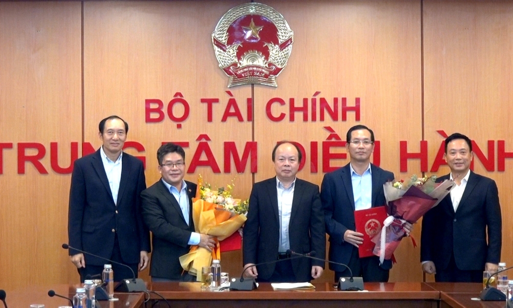 Thứ trưởng Huỳnh Quang Hải đã trao các Quyết định điều động bổ nhiệm cho các chức danh Chủ tịch và Tổng giám đốc Sở giao dịch chứng khoán Việt Nam