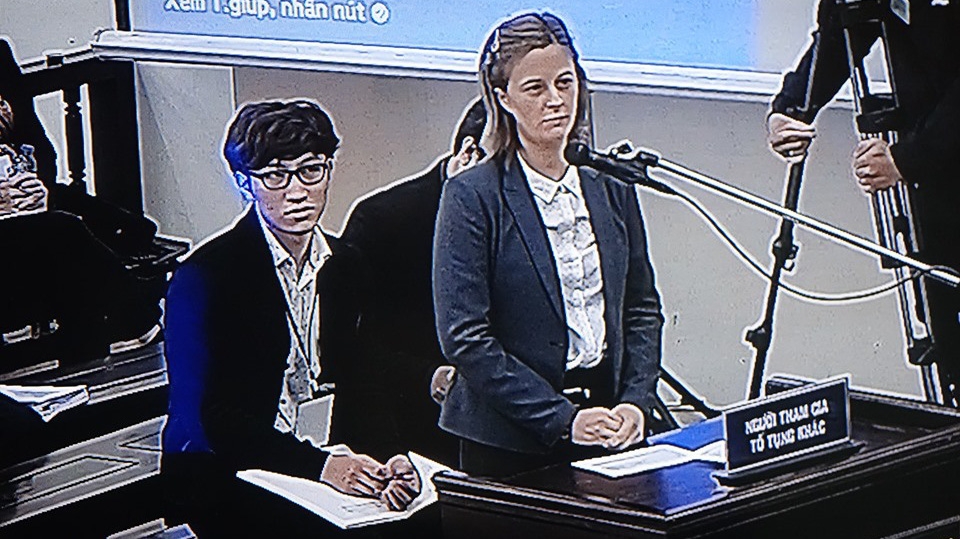 Vợ ngoại quốc của ông Vũ xuất hiện tại phiên toà