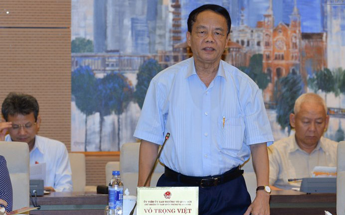 Chủ nhiệm Uỷ ban Quốc phòng - An ninh Võ Trong Viêt nói, ông đồng ý cả hai tay miễn thuế sử dụng đất nông nghiệp cho nông dân theo đề xuất của Chính phủ.