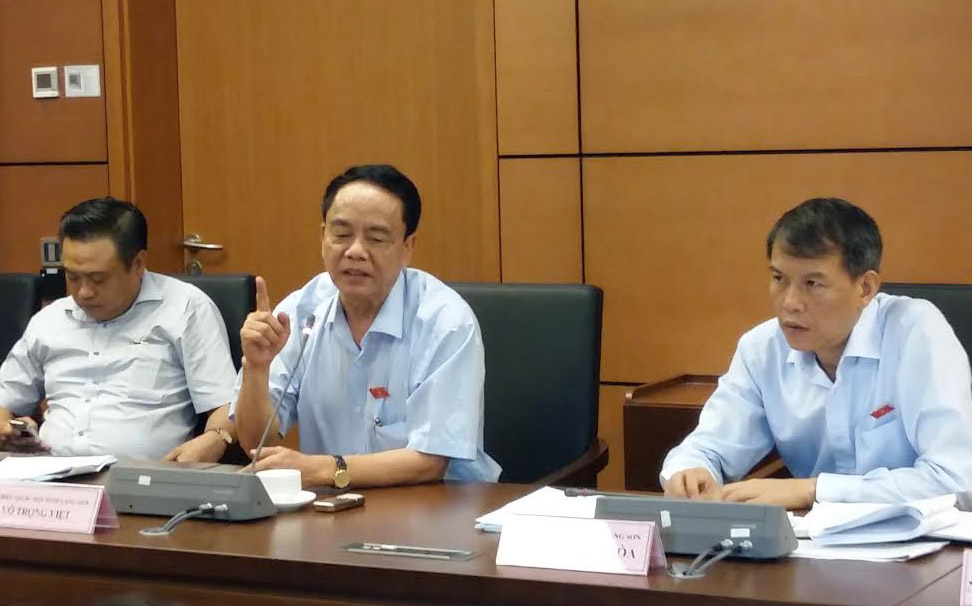 <span style="font-family: 'Times New Roman'; font-size: 15px;">Chủ nhiệm Uỷ ban Quốc phòng – An ninh Võ Trọng Việt (giữa) cho rằng phải cơ cấu lại trước hết về bộ máy, về nguồn nhân lực.</span>
