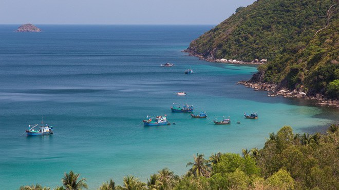 Là một vịnh biển đẹp nổi tiếng tại Khánh Hòa, Vân Phong sở hữu khí hậu ôn hòa với 300 ngày nắng trong năm. 