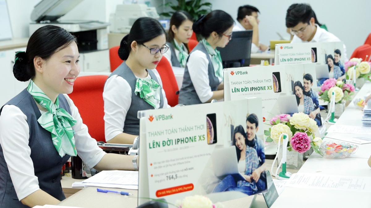 Khách hàng giao dịch tại VPBank.